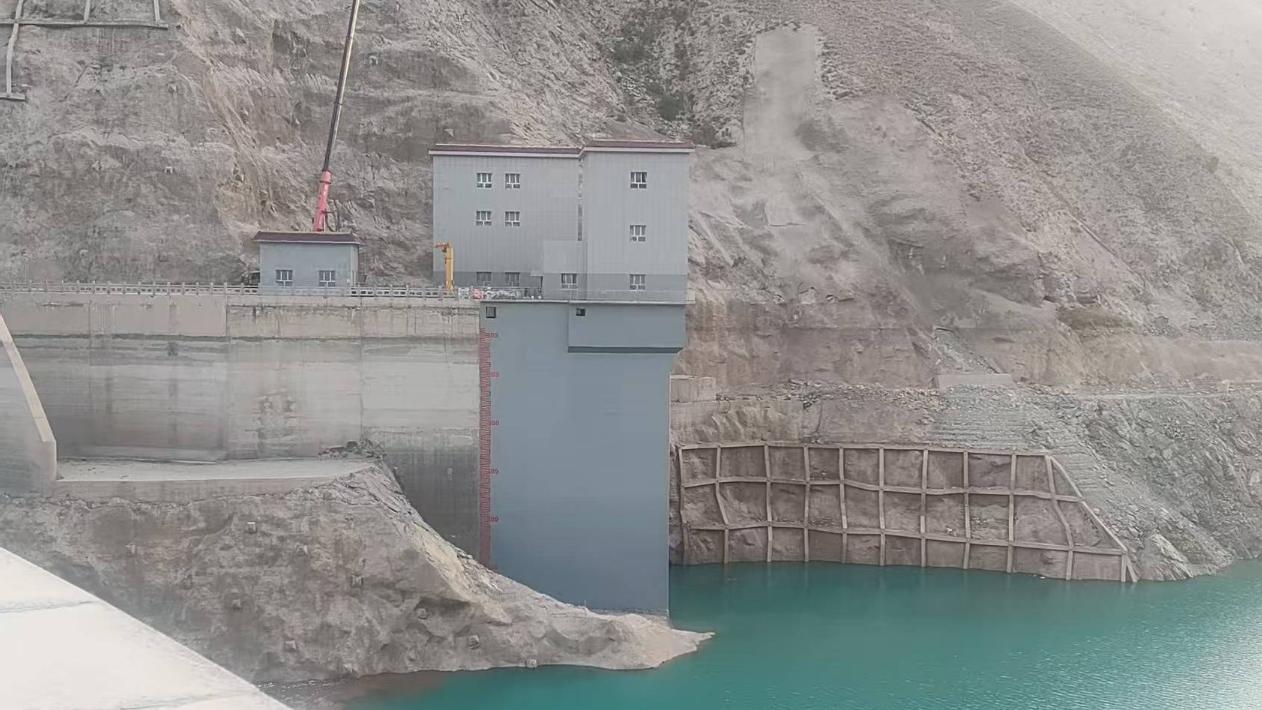 吉音水利枢纽管理中心底孔泄洪冲砂防空洞闸井外立面聚脲防护工程