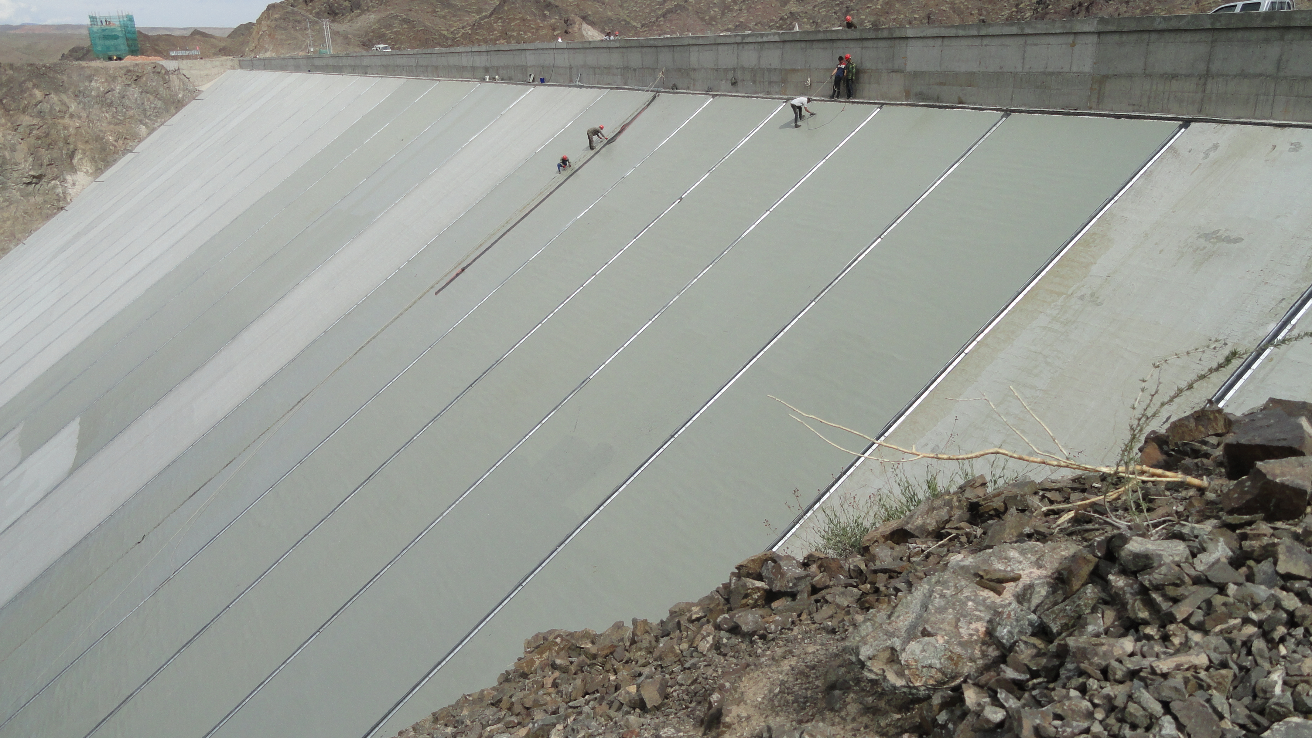 白杨河引水工程白杨镇水库混凝土大坝面板抗冻害防护防渗处理