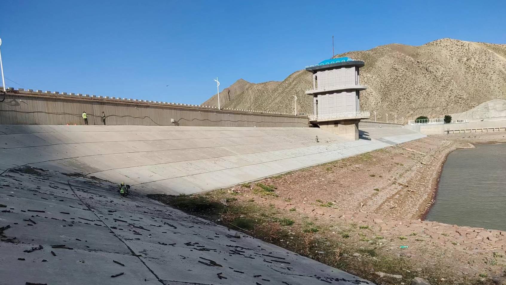 头屯河水库混凝土面板及闸井防护工程