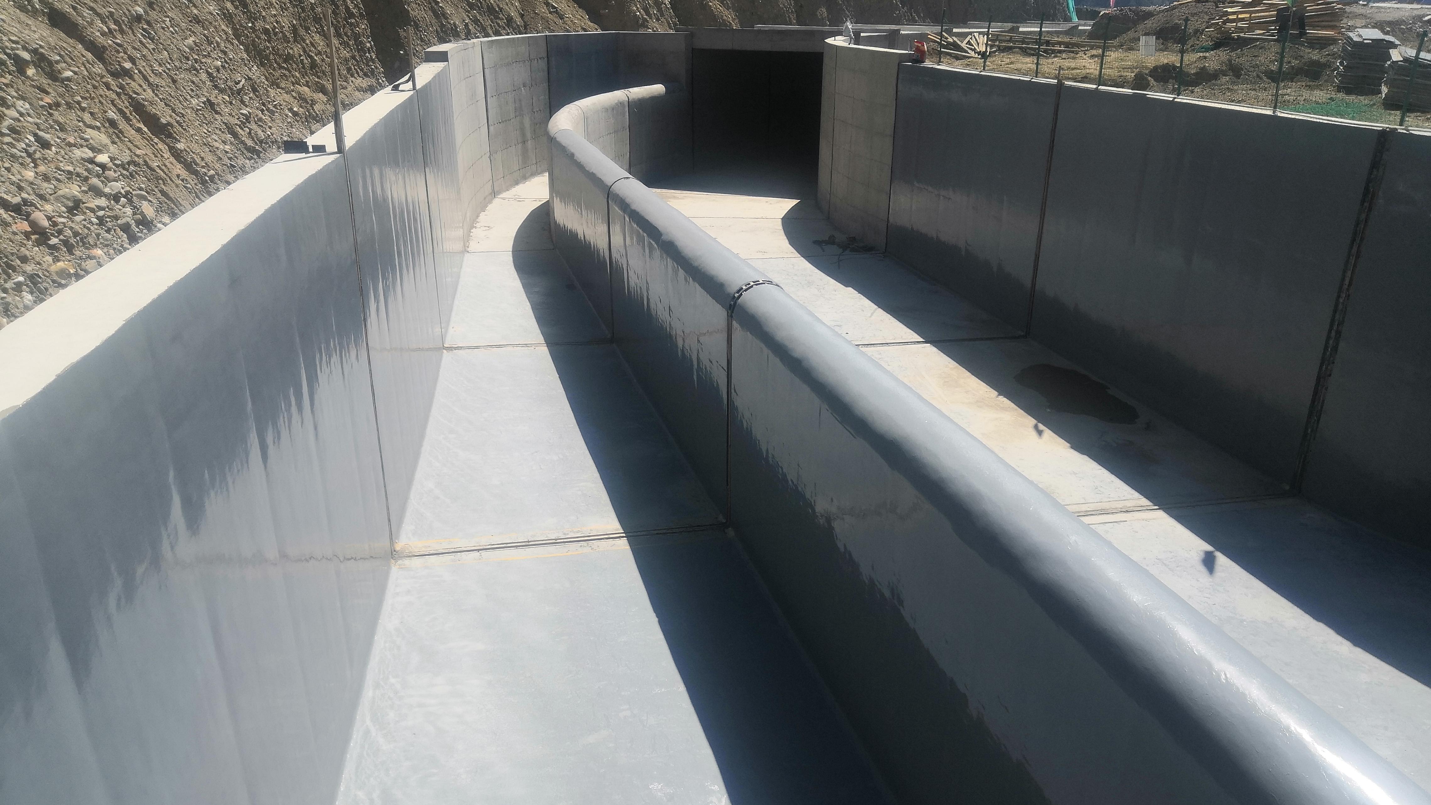 新疆奎屯河引水工程水库大坝及溢洪道工程聚脲防护层及面板混凝土裂缝处理施工