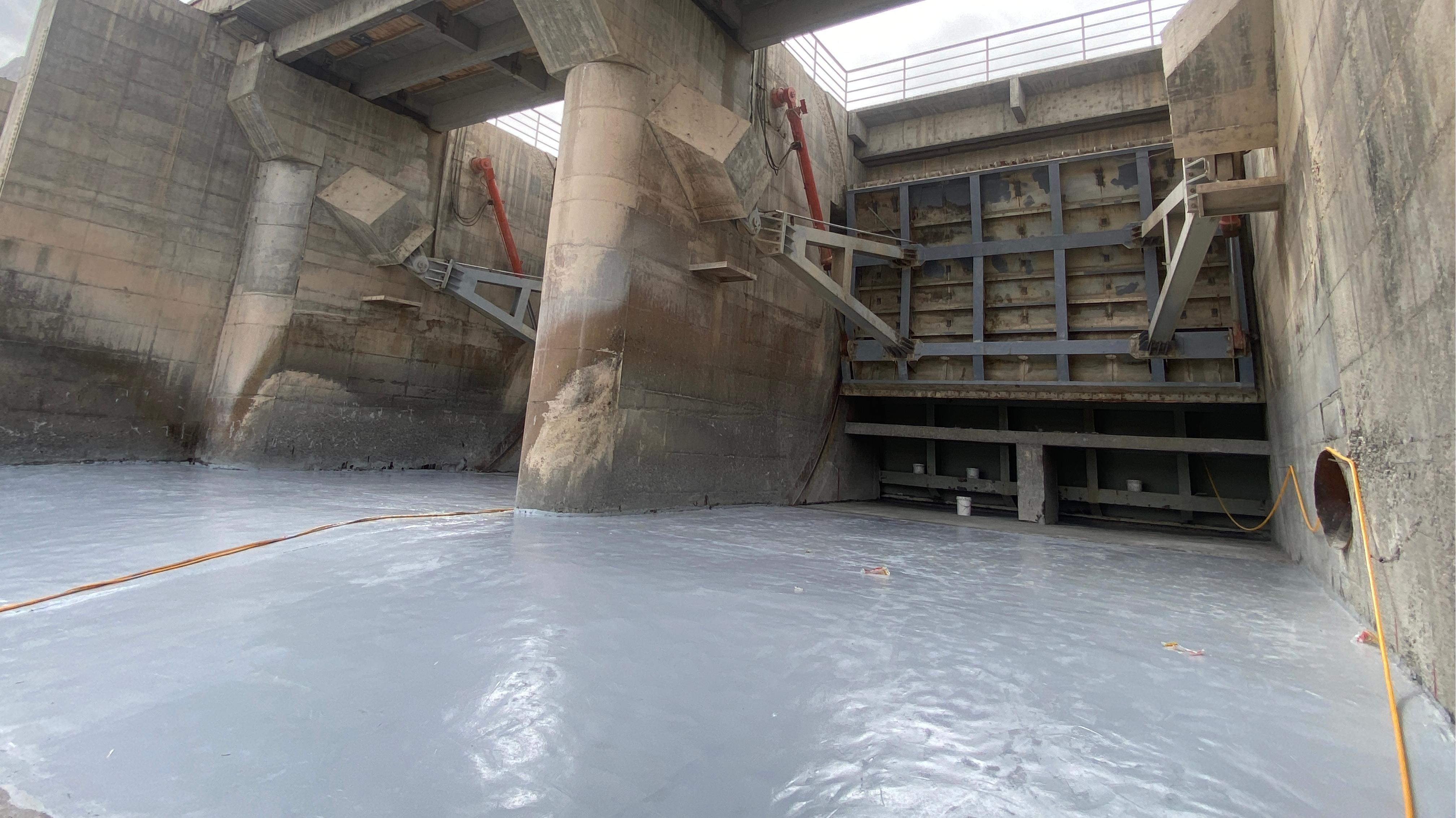 新疆别迭里水电站拦河闸闸后底板冲刷露筋修复工程