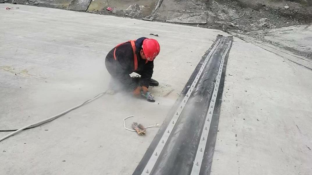 新疆塔城阿不都拉水库大坝面板伸缩缝处理工程