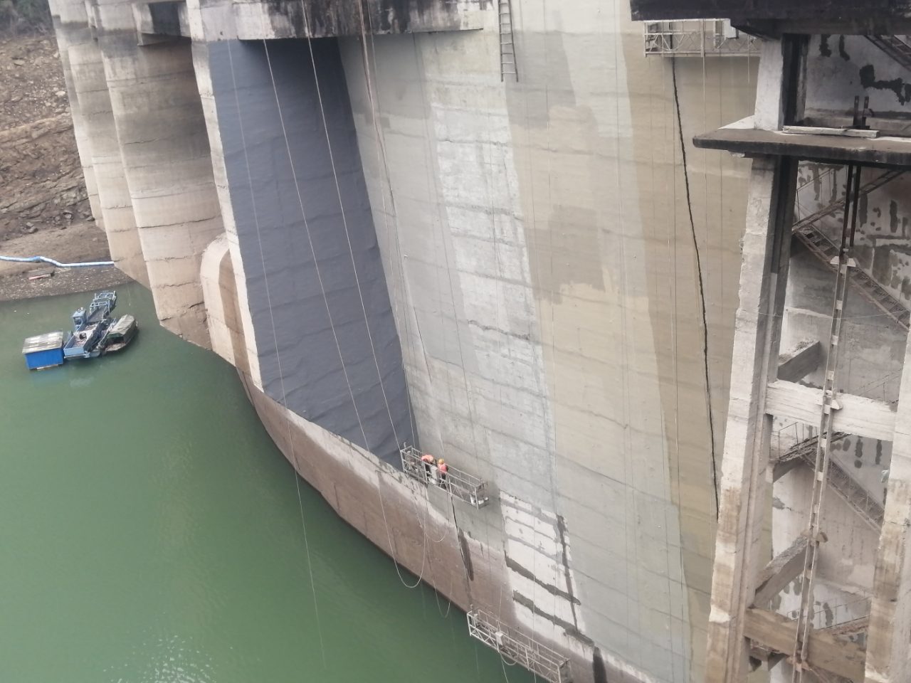 04坝前聚脲处理后.jpg