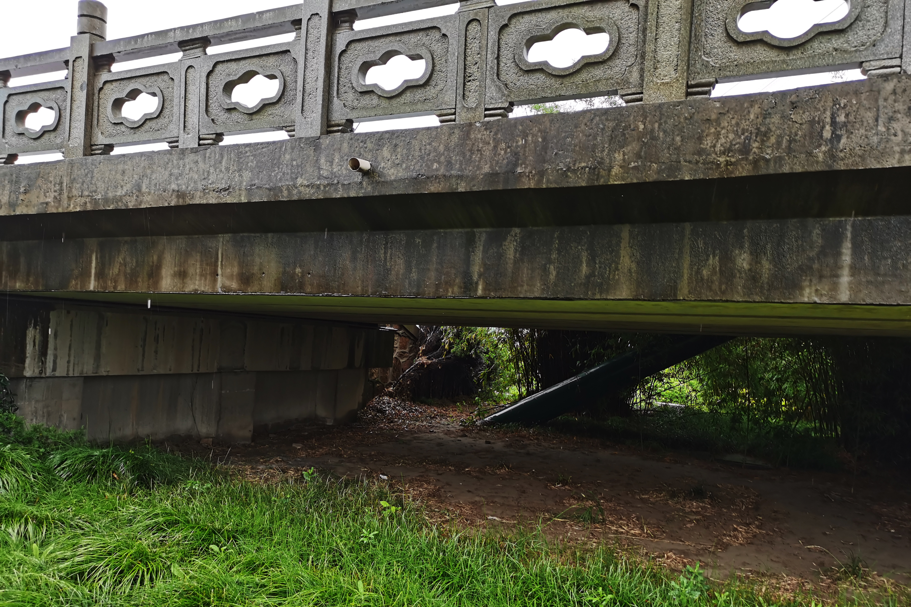 交通桥边墩 修复前.jpg 交通桥边墩 修复前.jpg